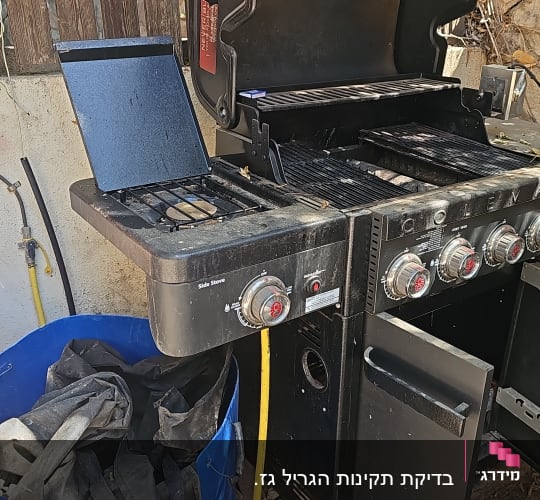 גריל גז חיצוני עם כפתורים ומכסה פתוח